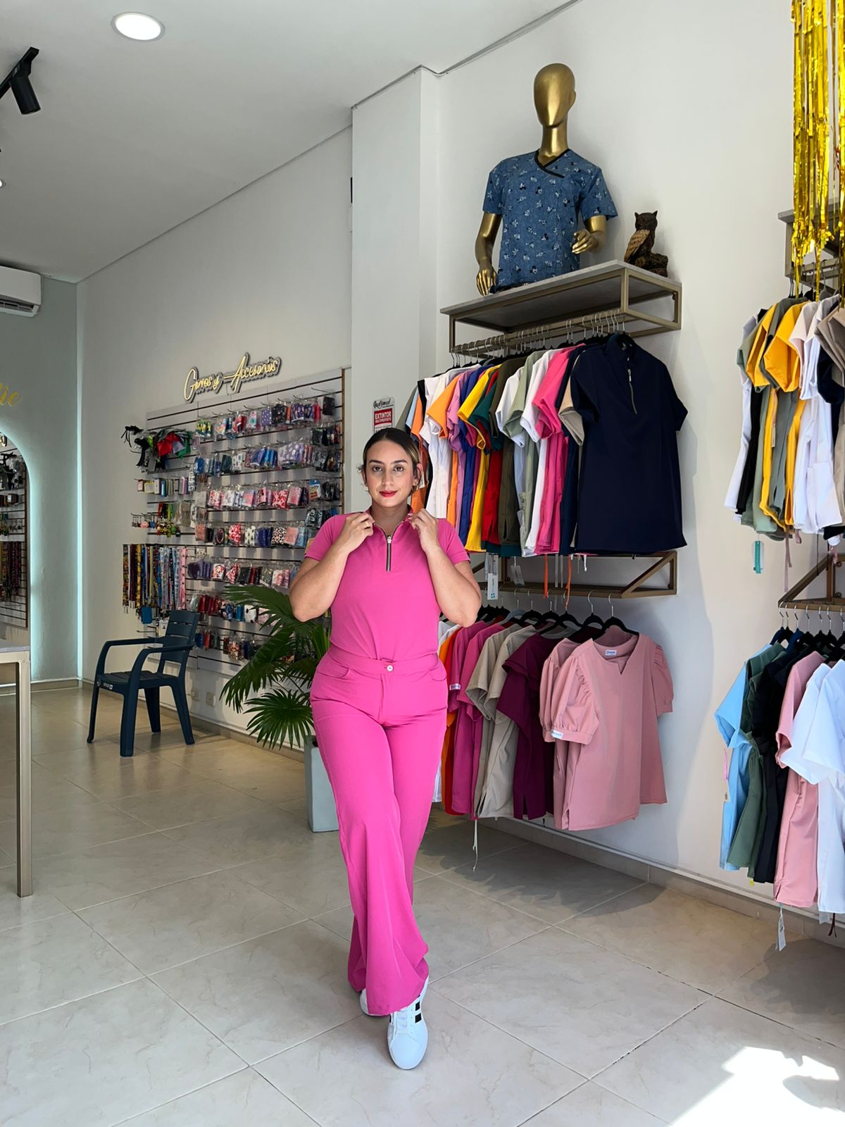 UNIFORME FRIDA BOTA ANCHA FUCSIA