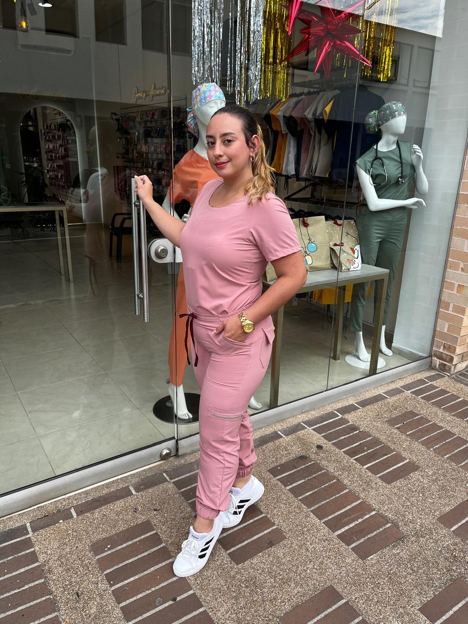 UNIFORME JOGGER PALO DE ROSA CUELLO REDONDO
