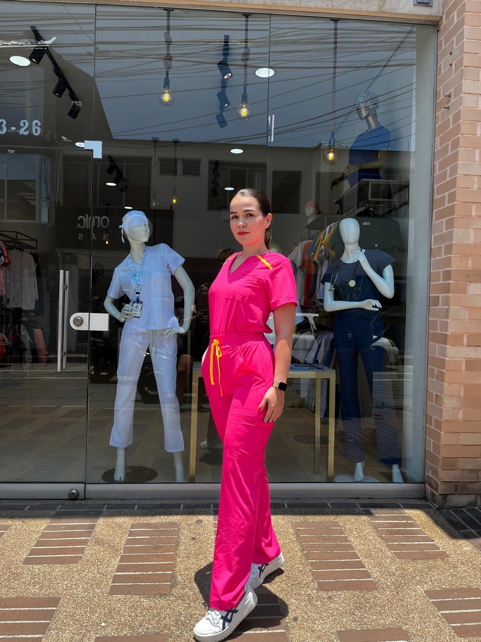 UNIFORME FUCSIA VIVO CON CUELLO SEMI V Y BOTA RECTA