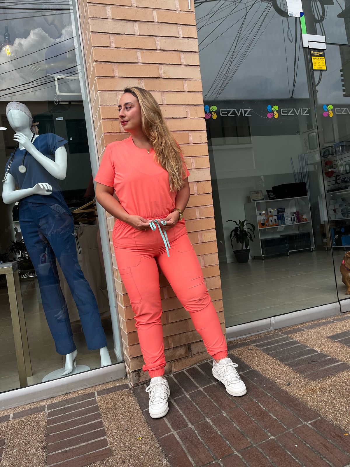 UNIFORME CUELLO SEMI V JOGGER MANDARINA PASTEL