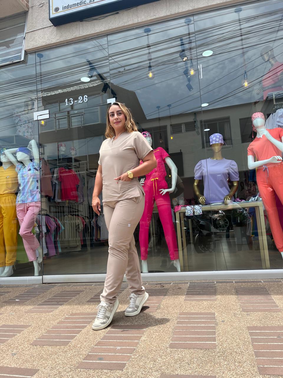 UNIFORME CLASICO COLOR NUDE COMBINACIONES PALO DE ROSA