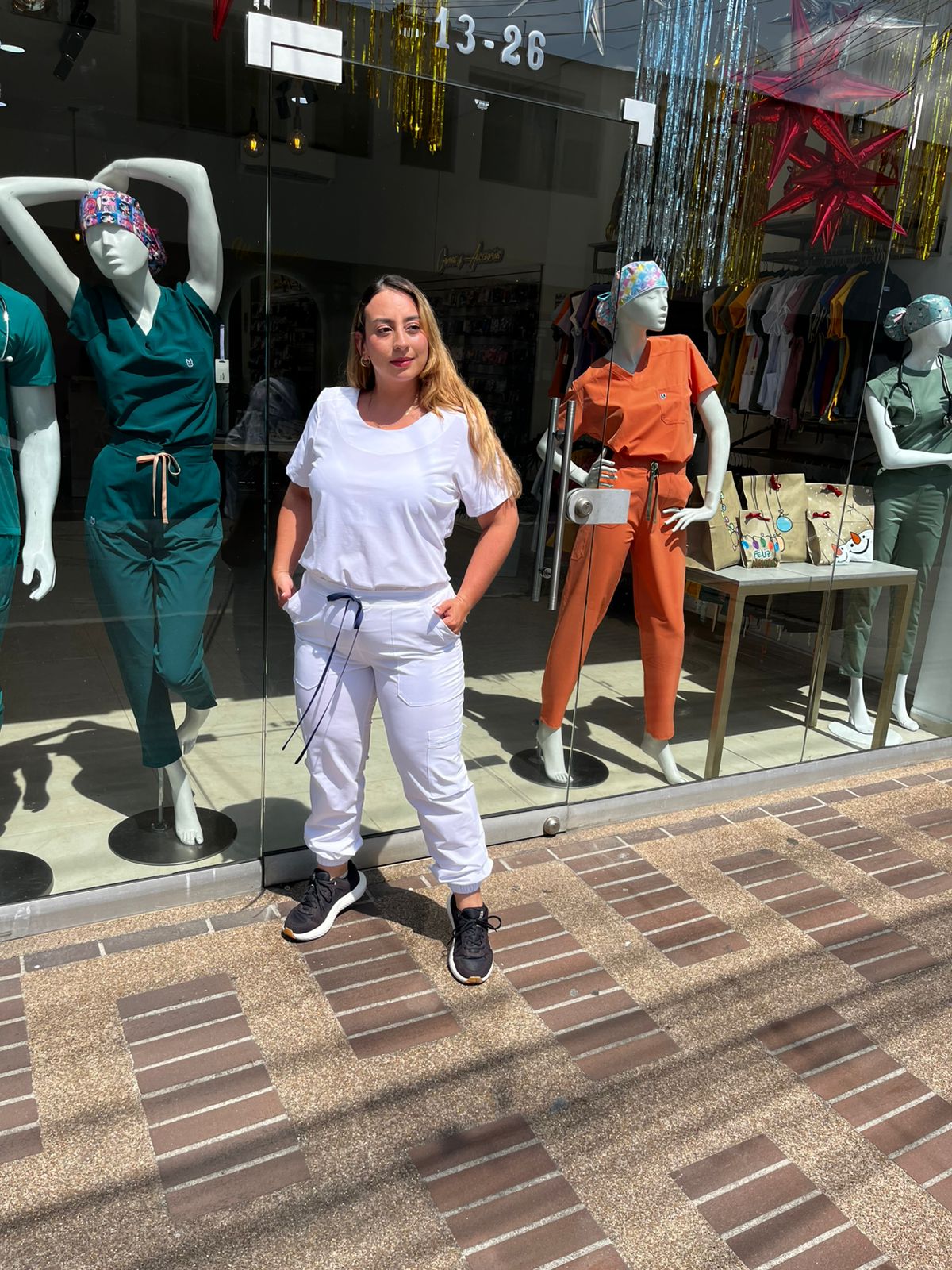 UNIFORME BLANCO CUELLO REDONDO Y JOGGER