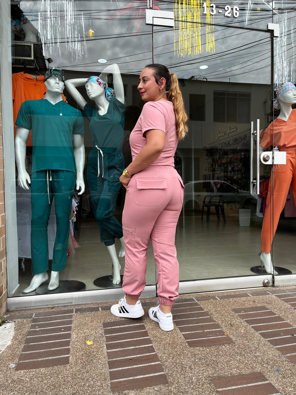UNIFORME JOGGER PALO DE ROSA CUELLO REDONDO