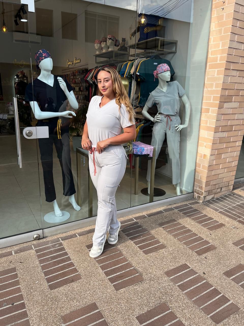 UNIFORME CLASICO COLOR GRIS PERLA