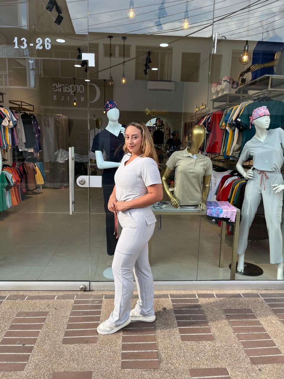 UNIFORME CLASICO COLOR GRIS PERLA