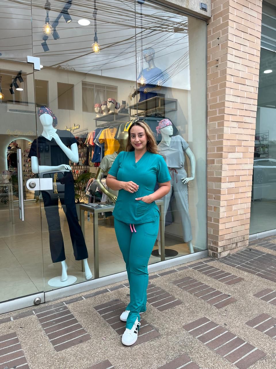 UNIFORME CLASICO CON BOLSILLOS VERDE ESMERALDA