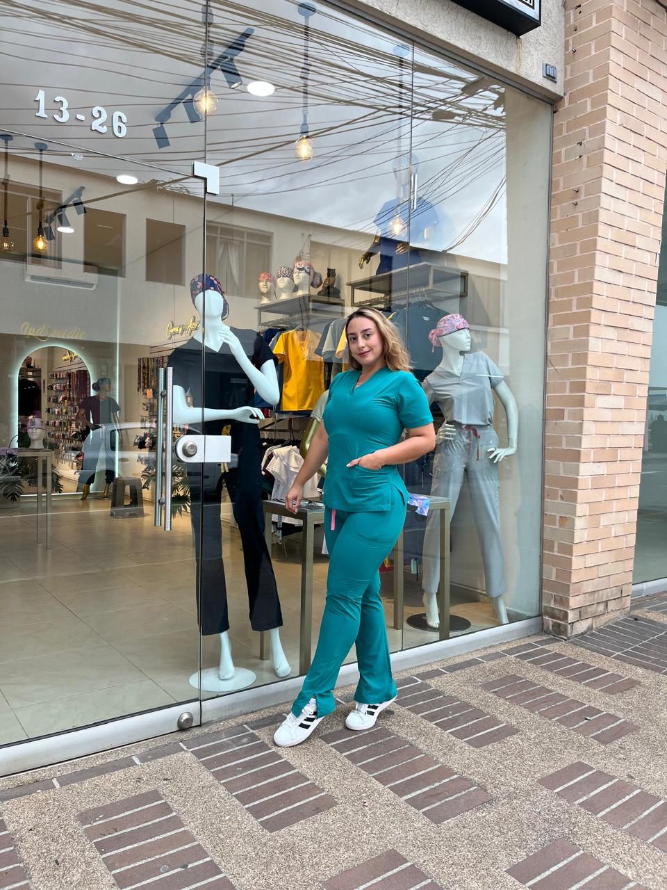 UNIFORME CLASICO CON BOLSILLOS VERDE ESMERALDA