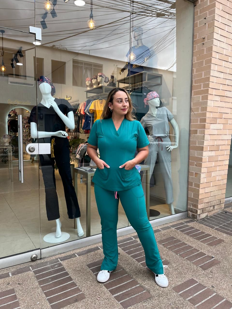 UNIFORME CLASICO CON BOLSILLOS VERDE ESMERALDA