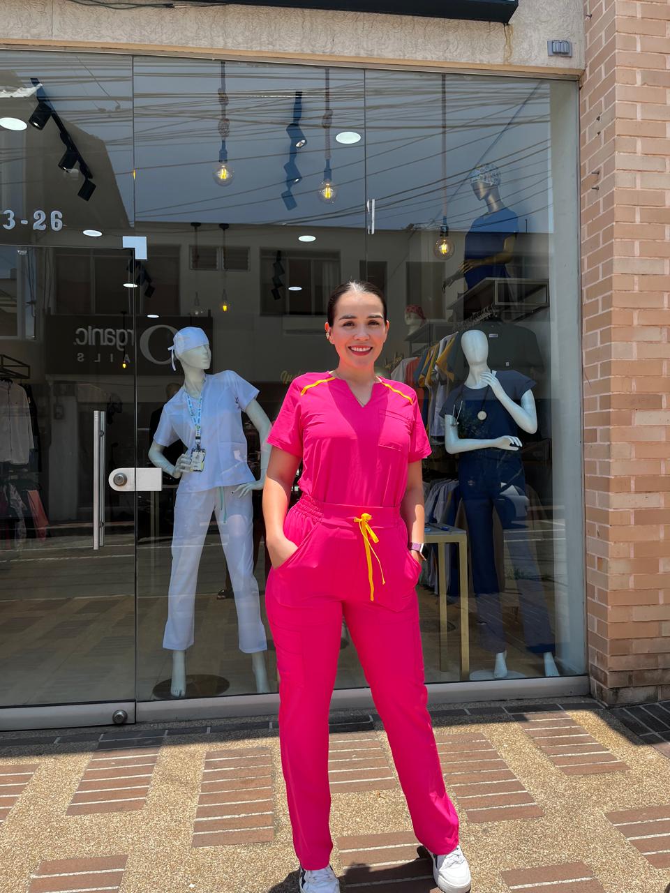 UNIFORME FUCSIA VIVO CON CUELLO SEMI V Y BOTA RECTA