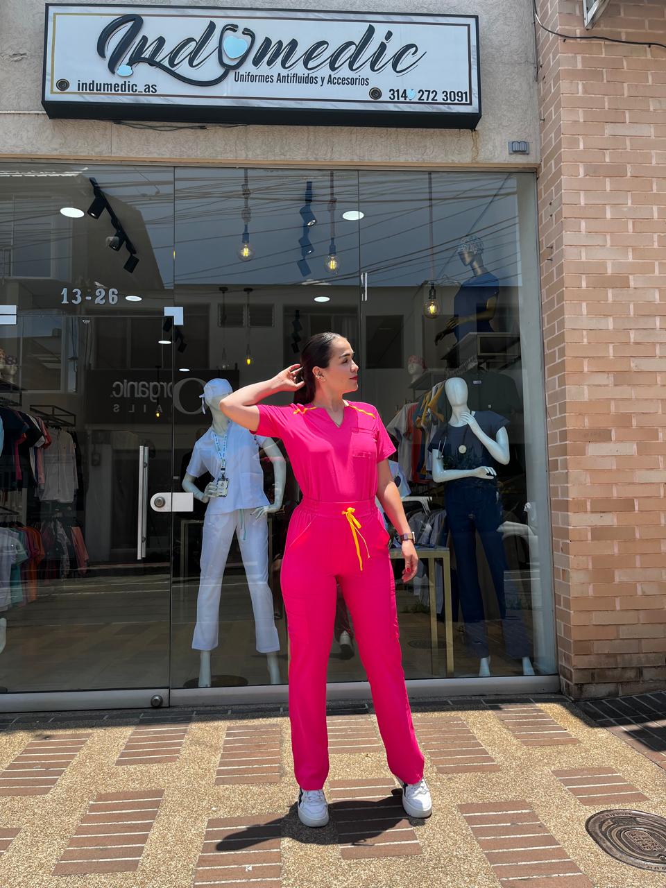 UNIFORME FUCSIA VIVO CON CUELLO SEMI V Y BOTA RECTA
