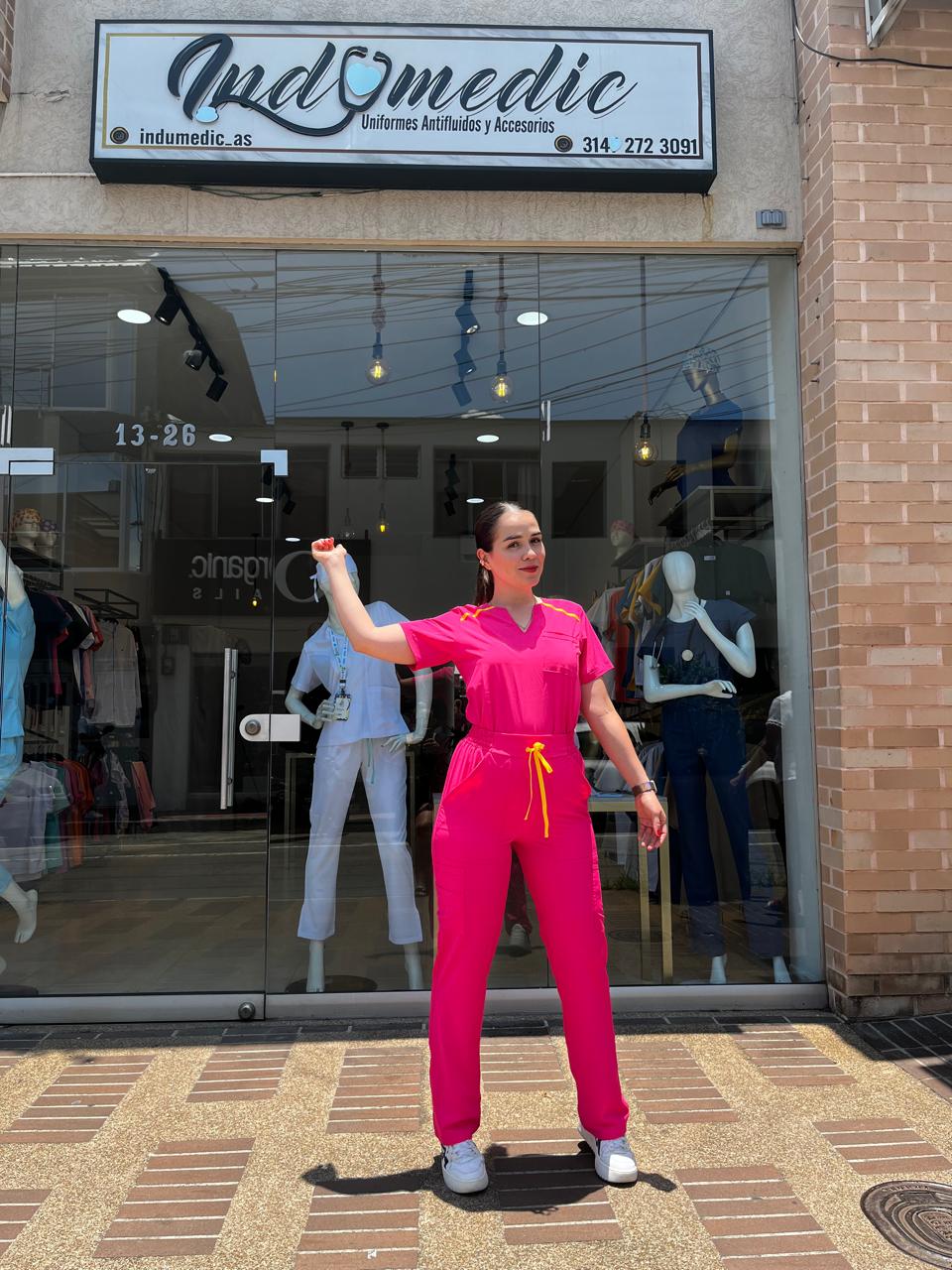 UNIFORME FUCSIA VIVO CON CUELLO SEMI V Y BOTA RECTA