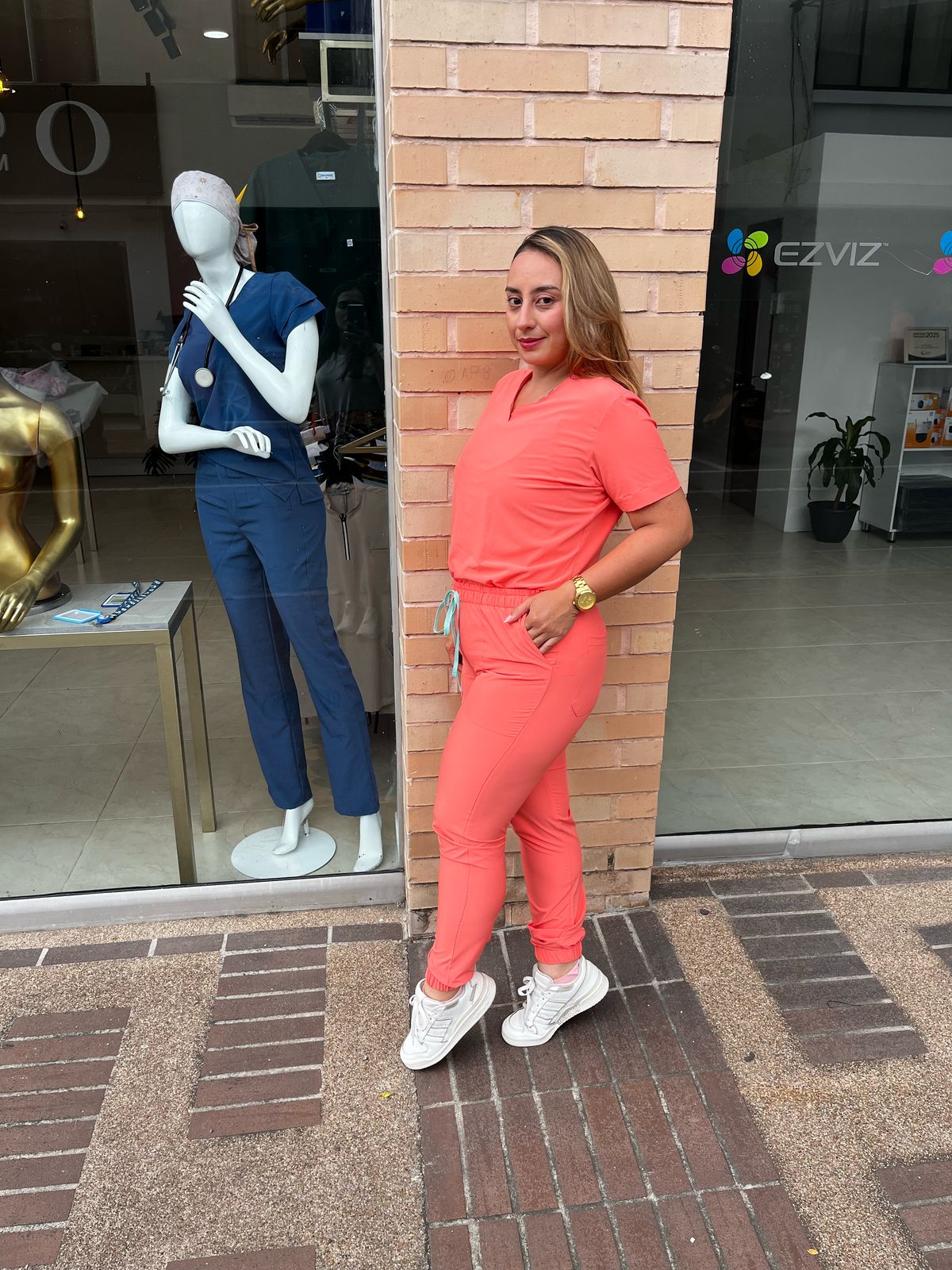 UNIFORME CUELLO SEMI V JOGGER MANDARINA PASTEL