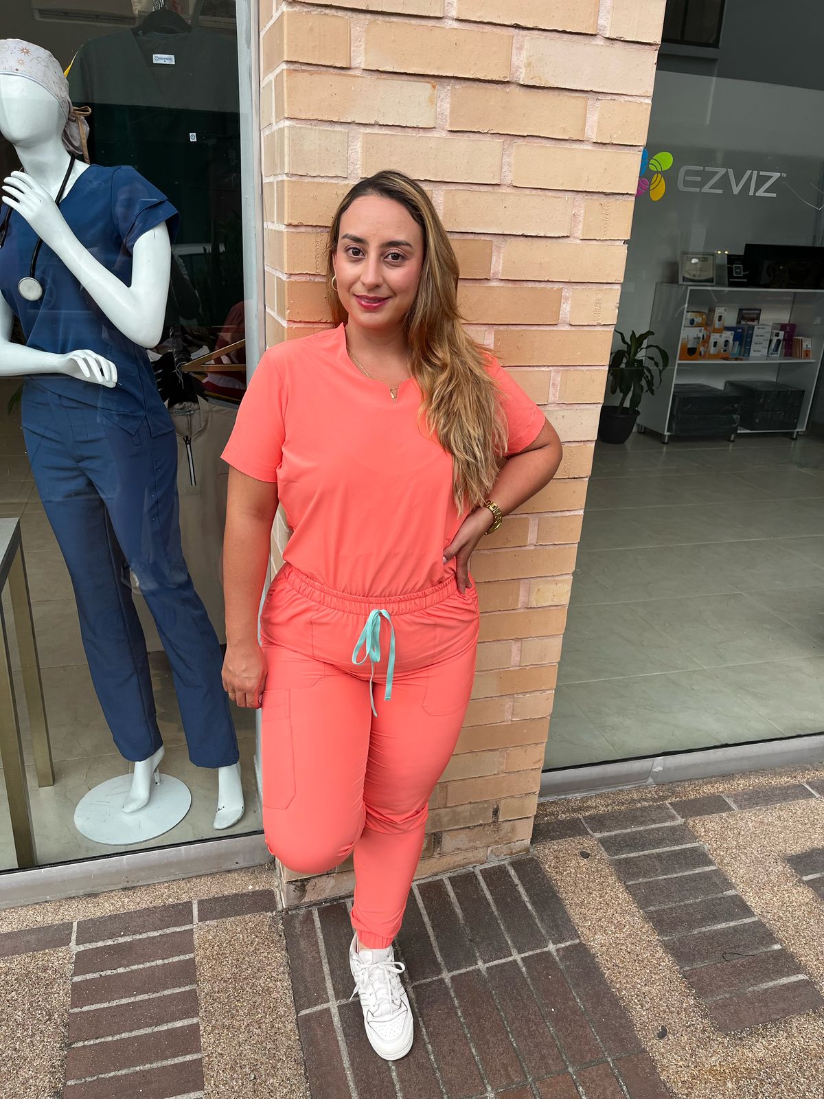 UNIFORME CUELLO SEMI V JOGGER MANDARINA PASTEL