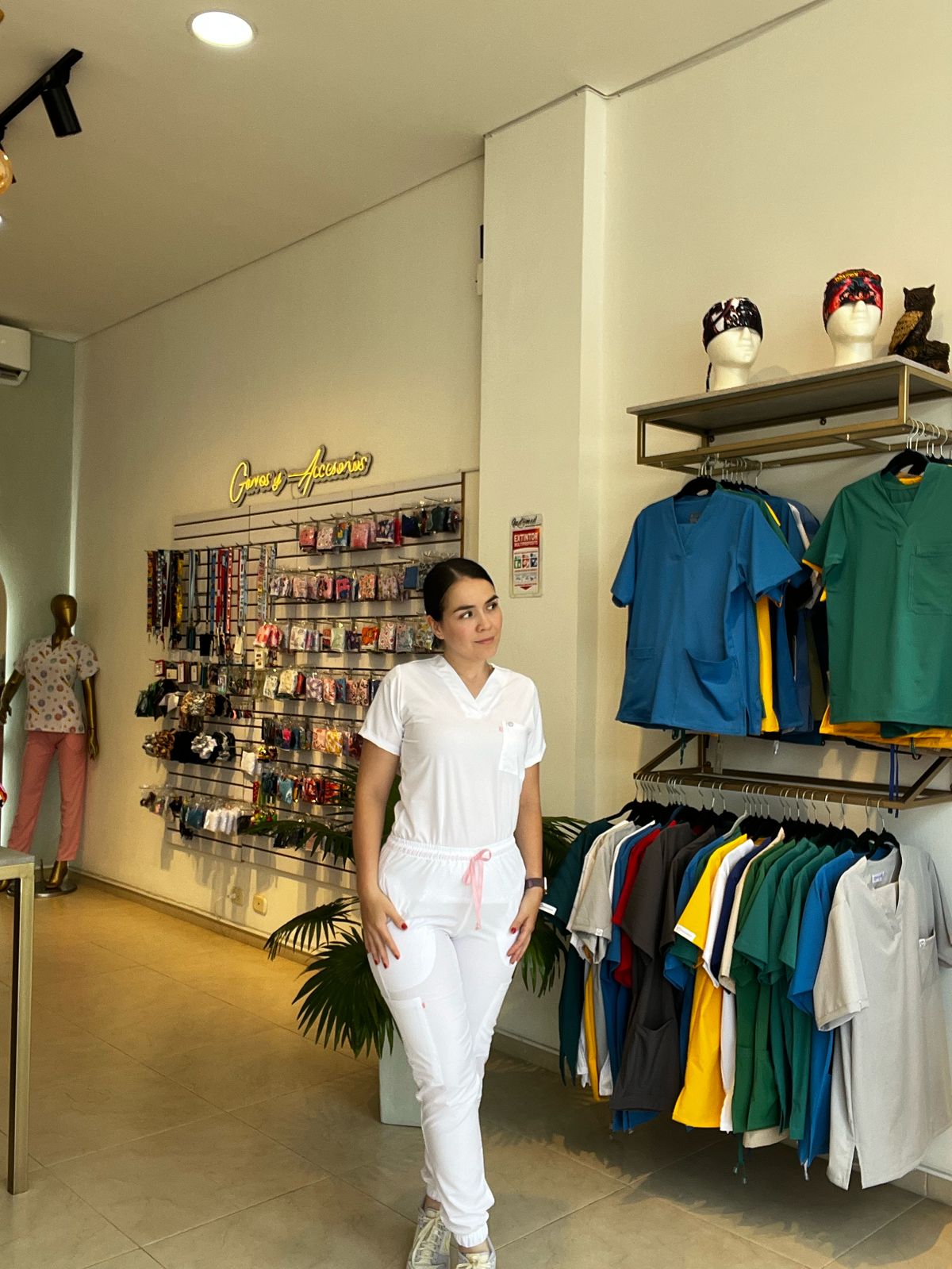 UNIFORME BLANCO JOGGER COMBINACIONES ROSA