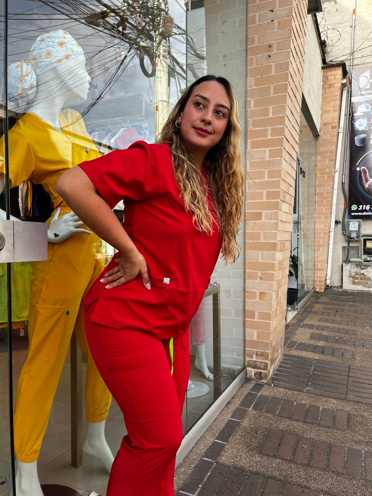 UNIFORME CLASICO ROJO CON BOLSILLOS DIAGONALES