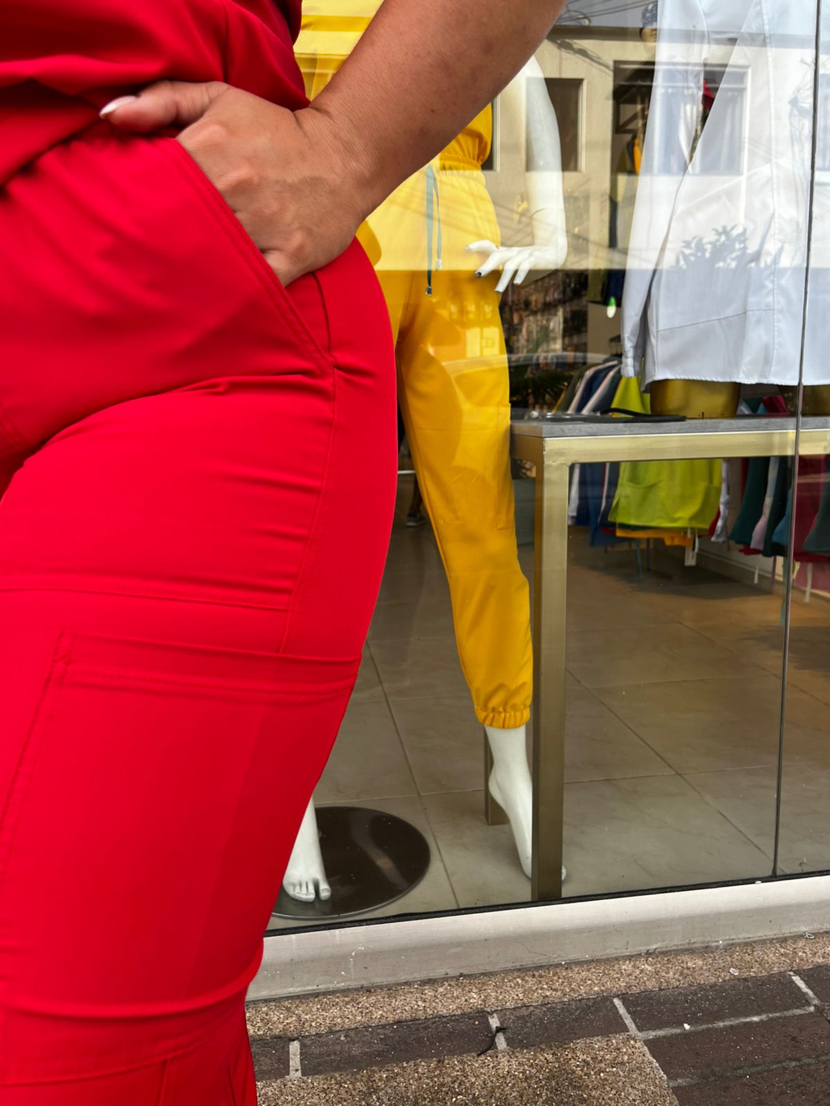 UNIFORME CLASICO ROJO CON BOLSILLOS DIAGONALES