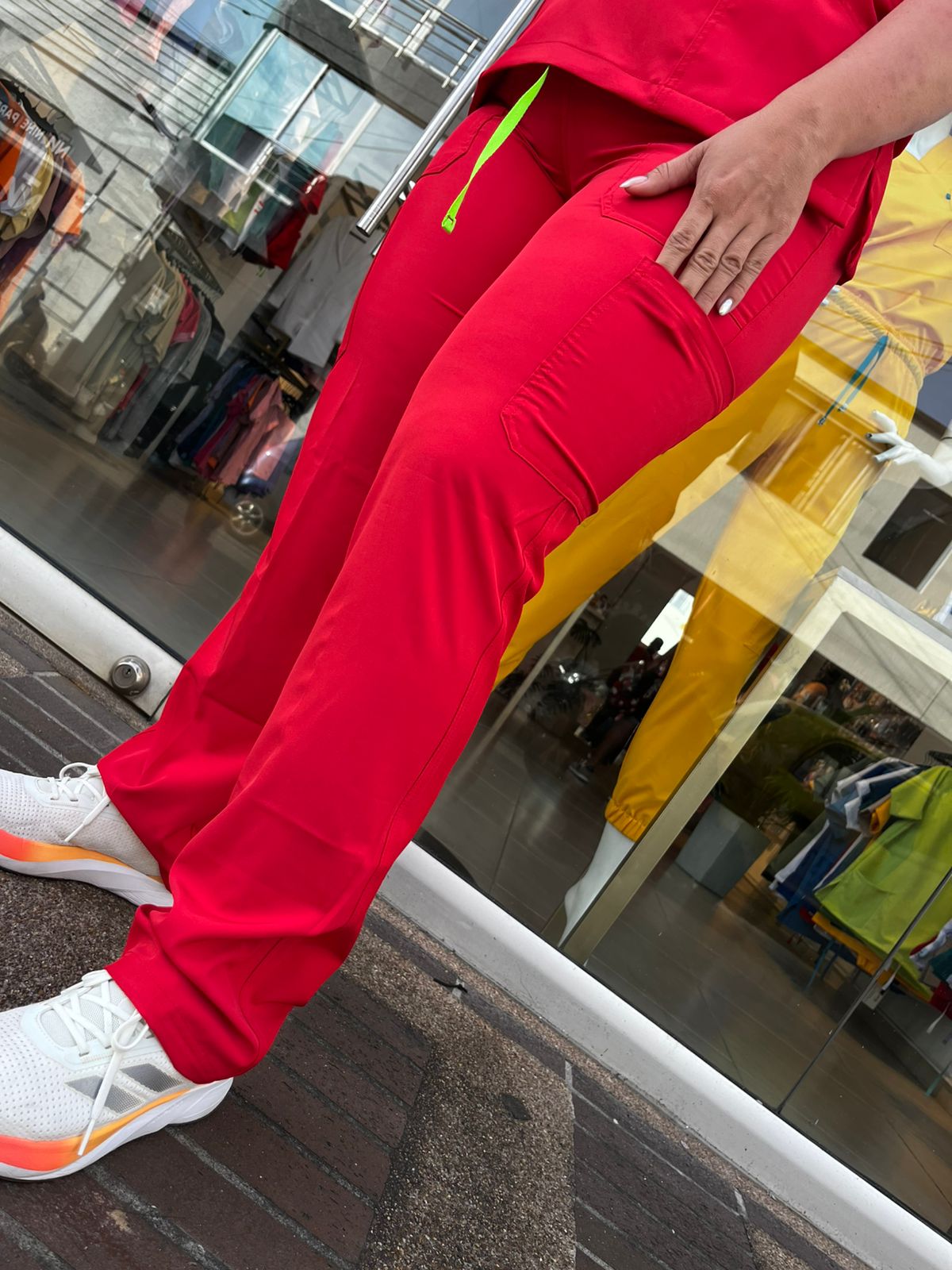 UNIFORME CLASICO ROJO CON BOLSILLOS DIAGONALES