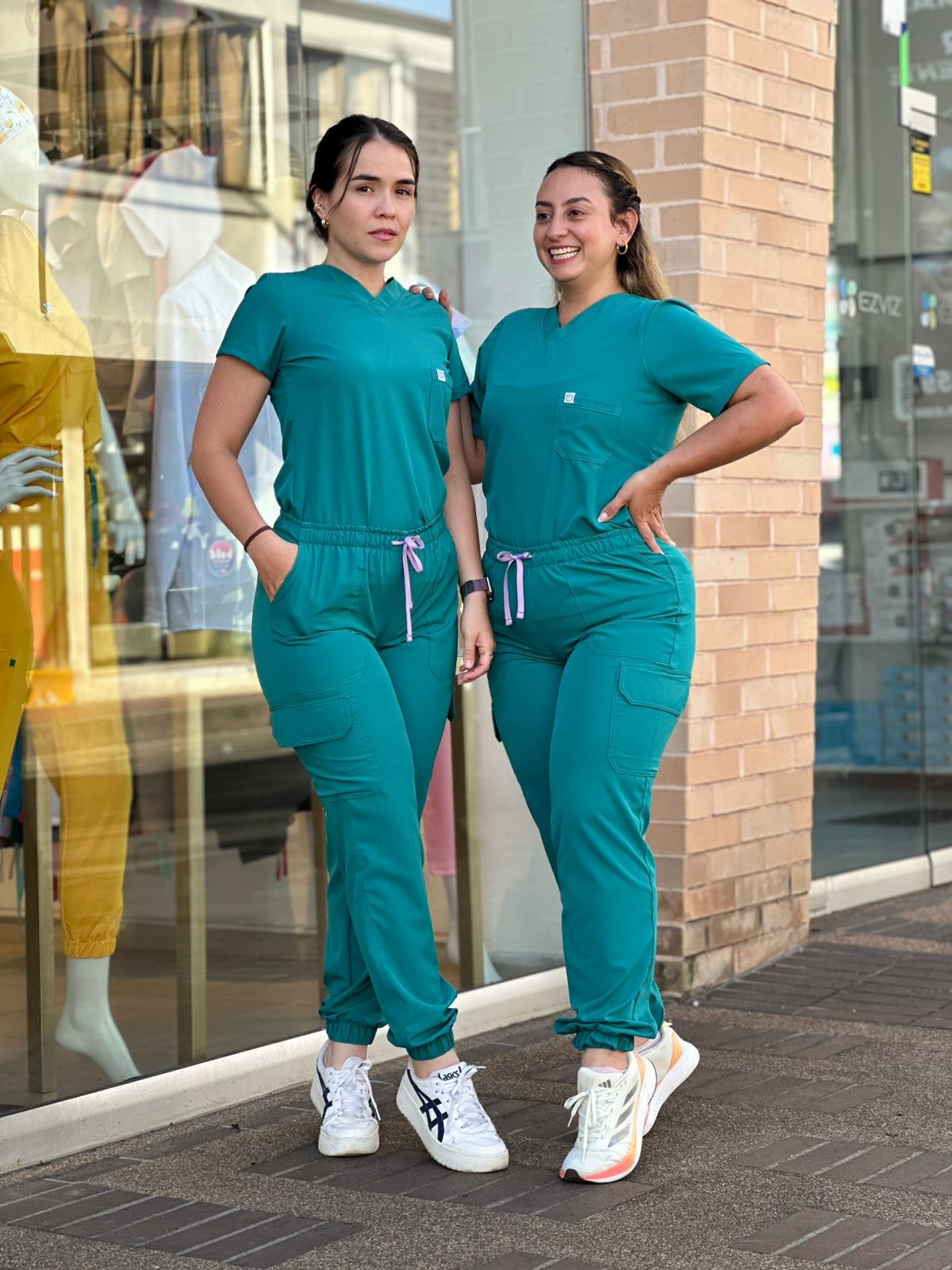 UNIFORME JOGGER VERDE JADE CON TAPAS EN BOLSILLOS