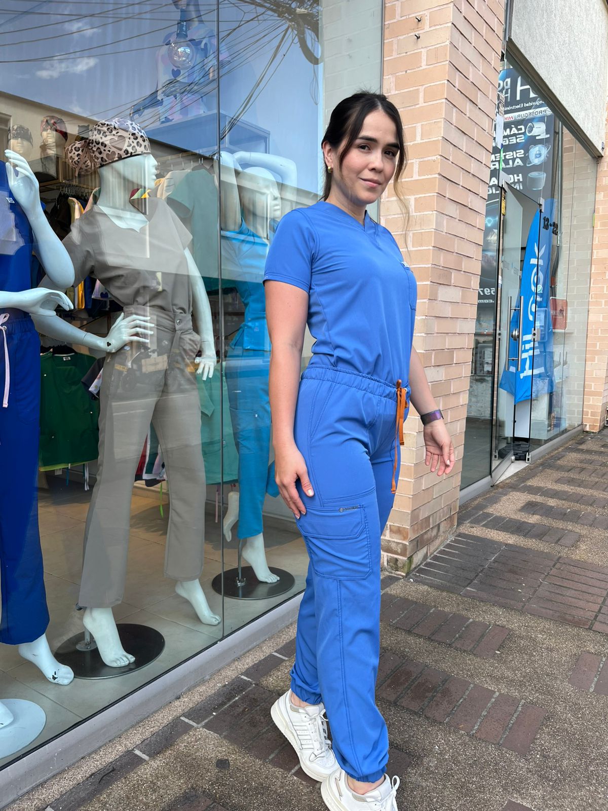 UNIFORME JOGGER AZUL PLASTILINA CON BOLSILLO DE PECHO