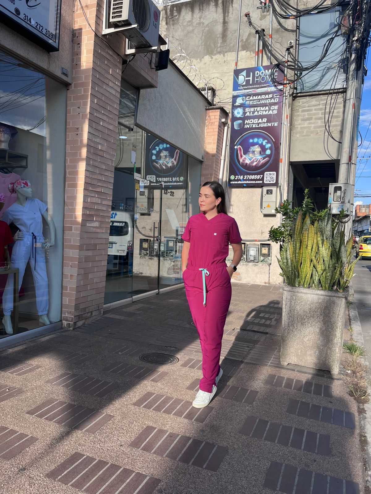 UNIFORME MAGENTA BOLSILLO DE PECHO