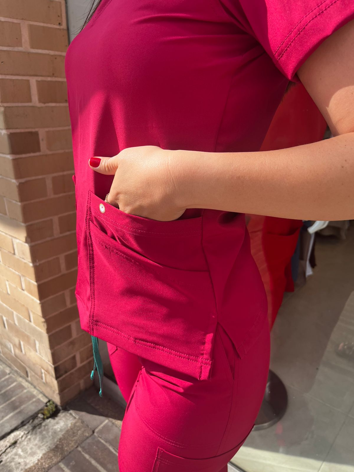 UNIFORME CLASICO COLOR CEREZA