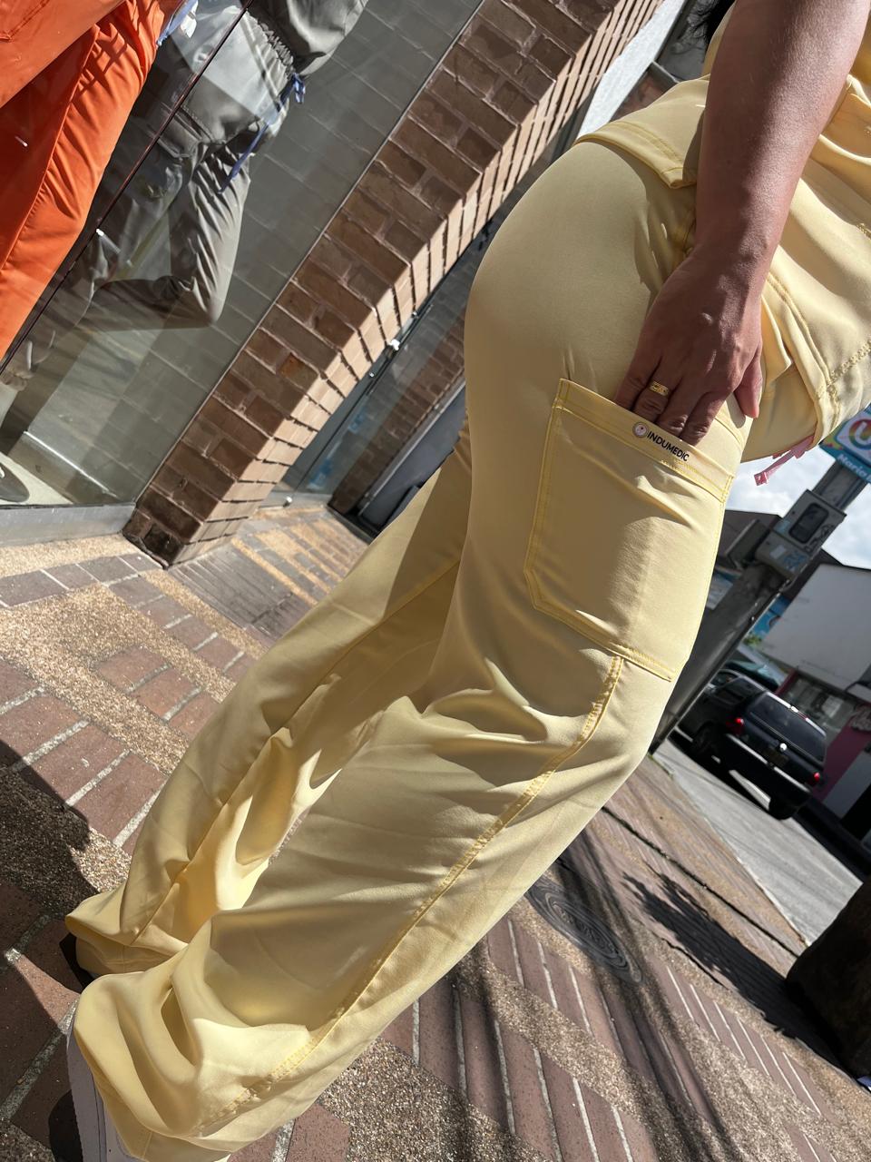 UNIFORME AMARILLO PASTEL CLASICO