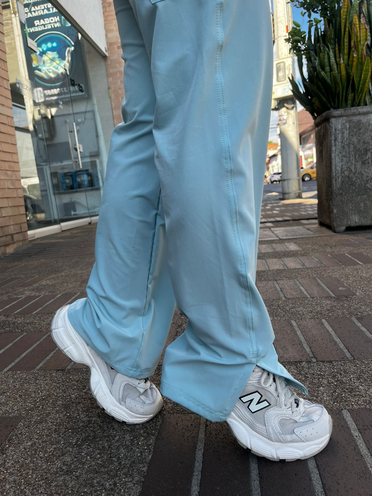UNIFORME VERDE EUCALIPTO CON ABERTURA BOTA