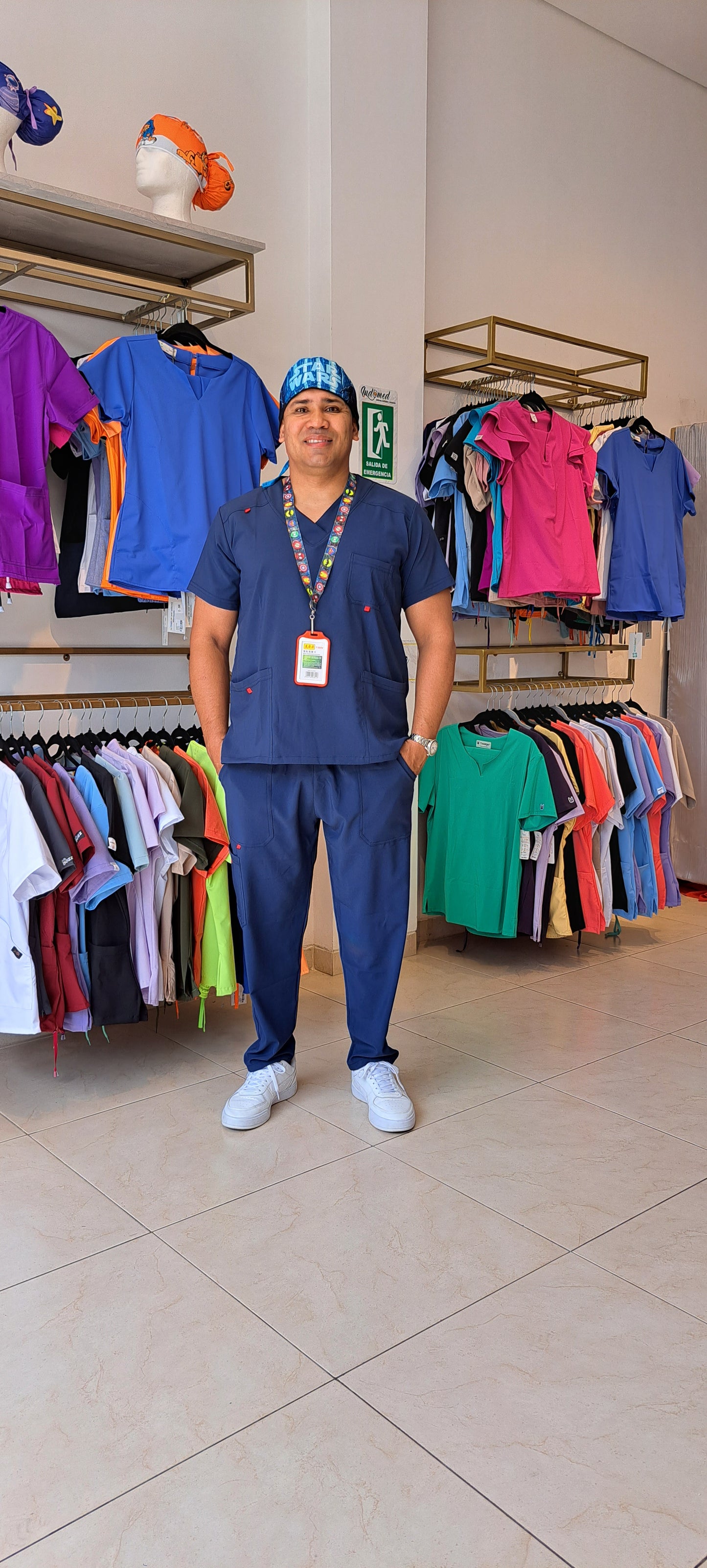 UNIFORME HOMBRE AZUL OSCURO CON ROJO