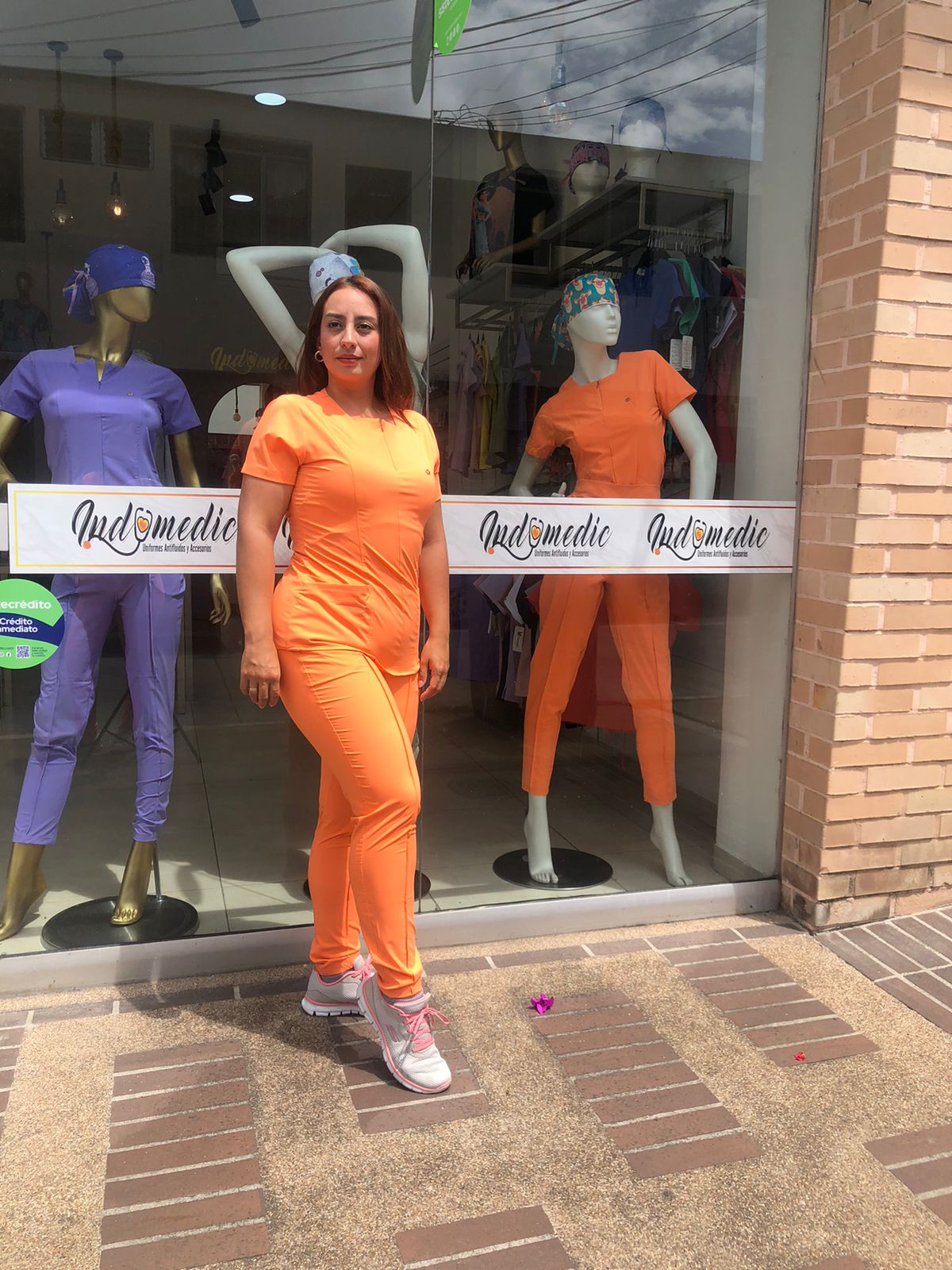 UNIFORME ACUARIO COLOR MANDARINA