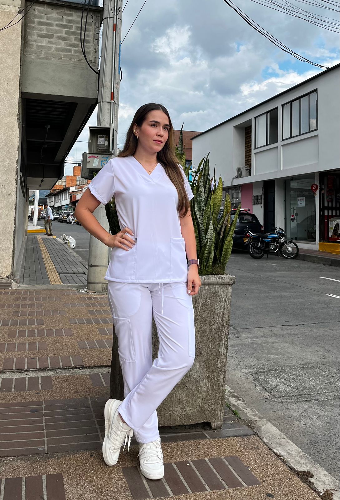 UNIFORME CLASICO BLANCO BOLSILLOS