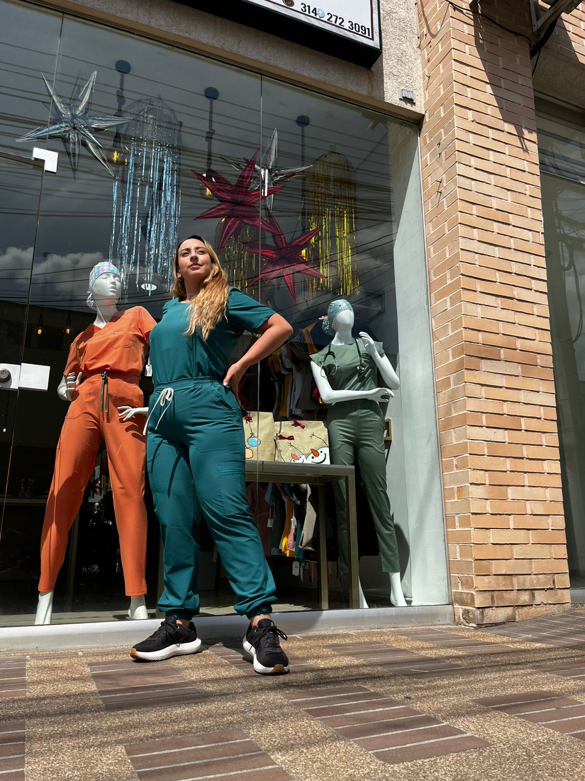 UNIFORME VERDE ESMERALDA CUELLO REDONDO Y JOGGER