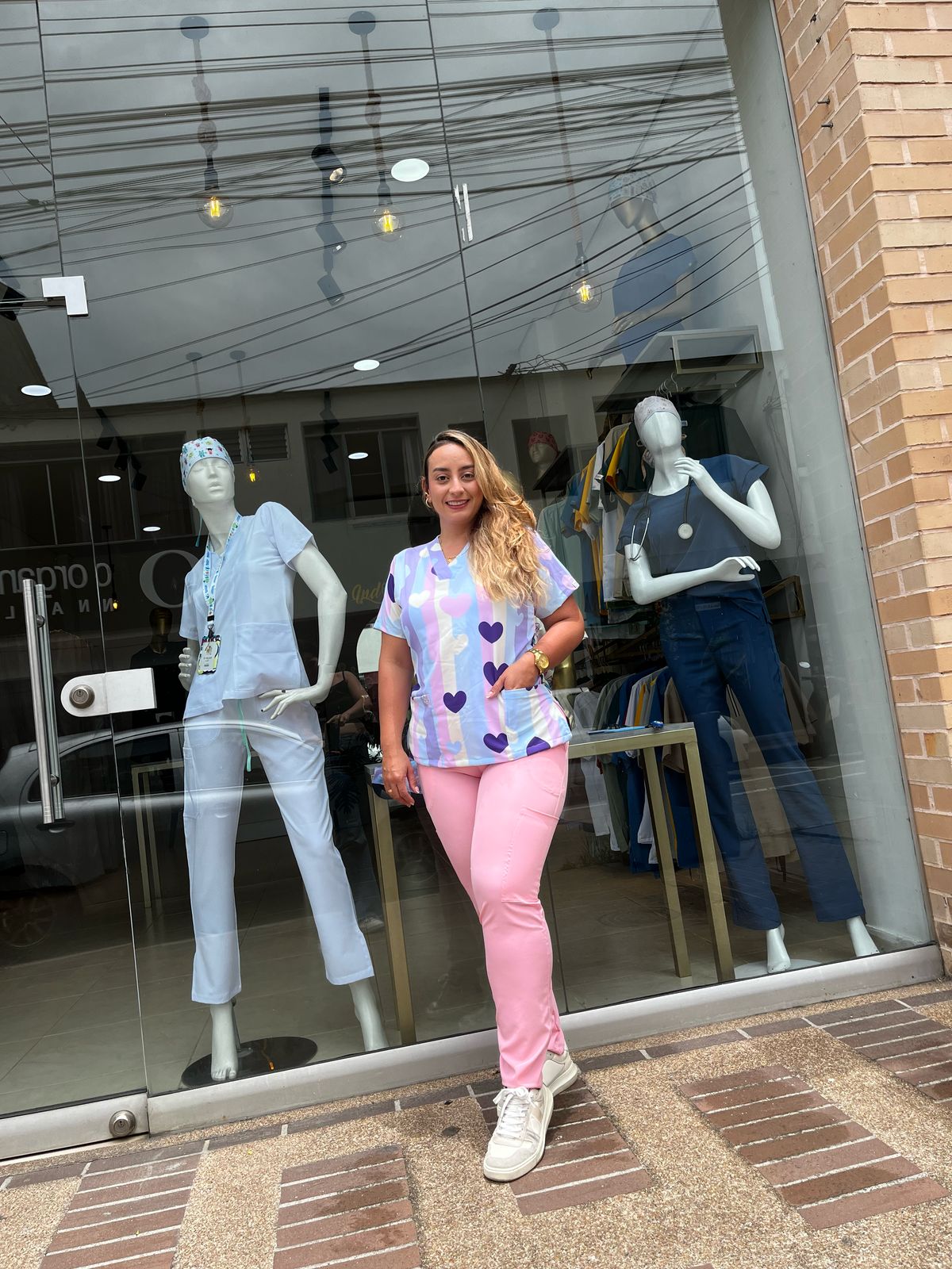 UNIFORME CON BLUSA SUBLIMADA Y PANTALON BOTA RECTA