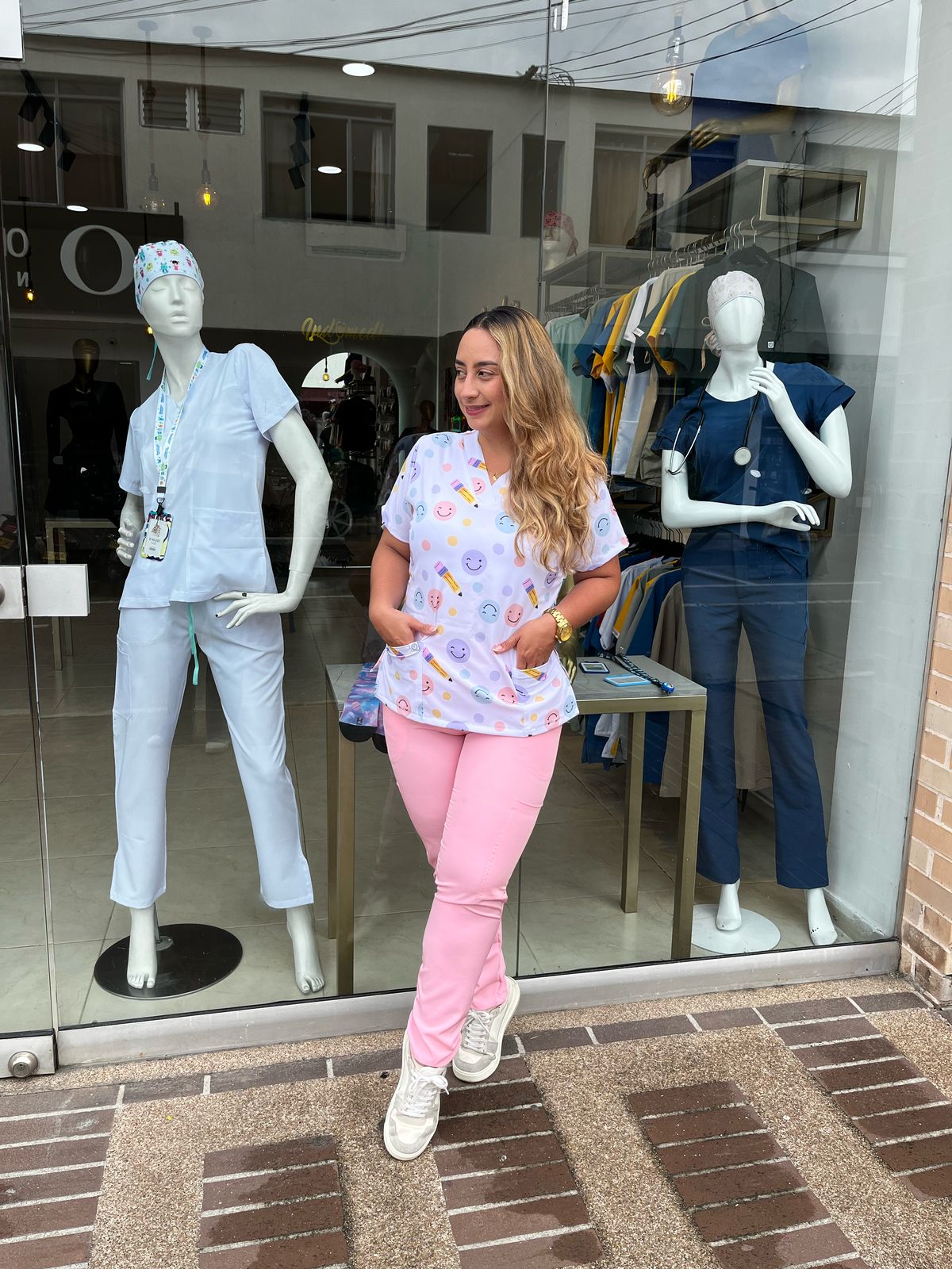 UNIFORME CON BLUSA SUBLIMADA Y PANTALON BOTA RECTA
