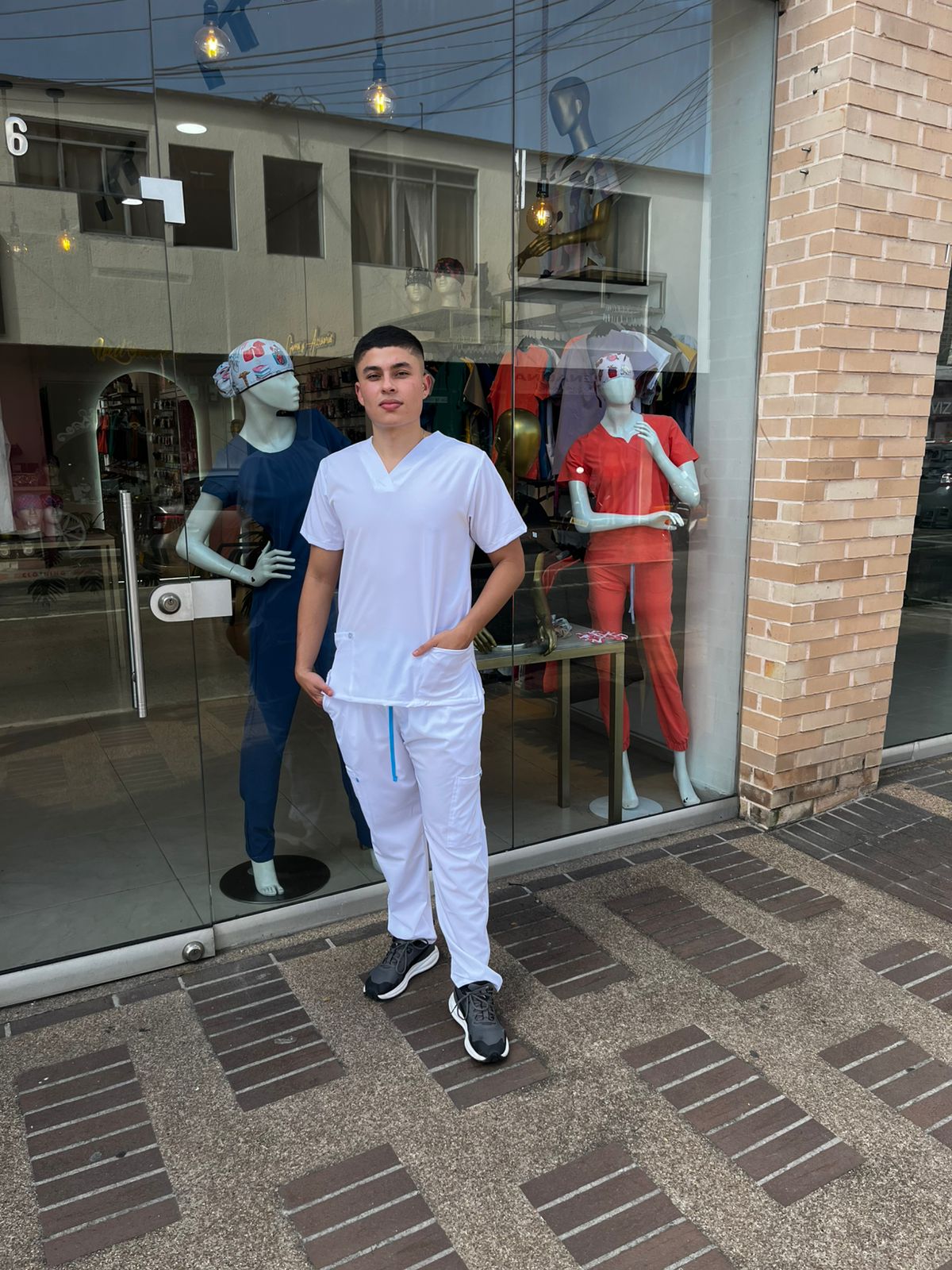 UNIFORME HOMBRE BLANCO CLASICO