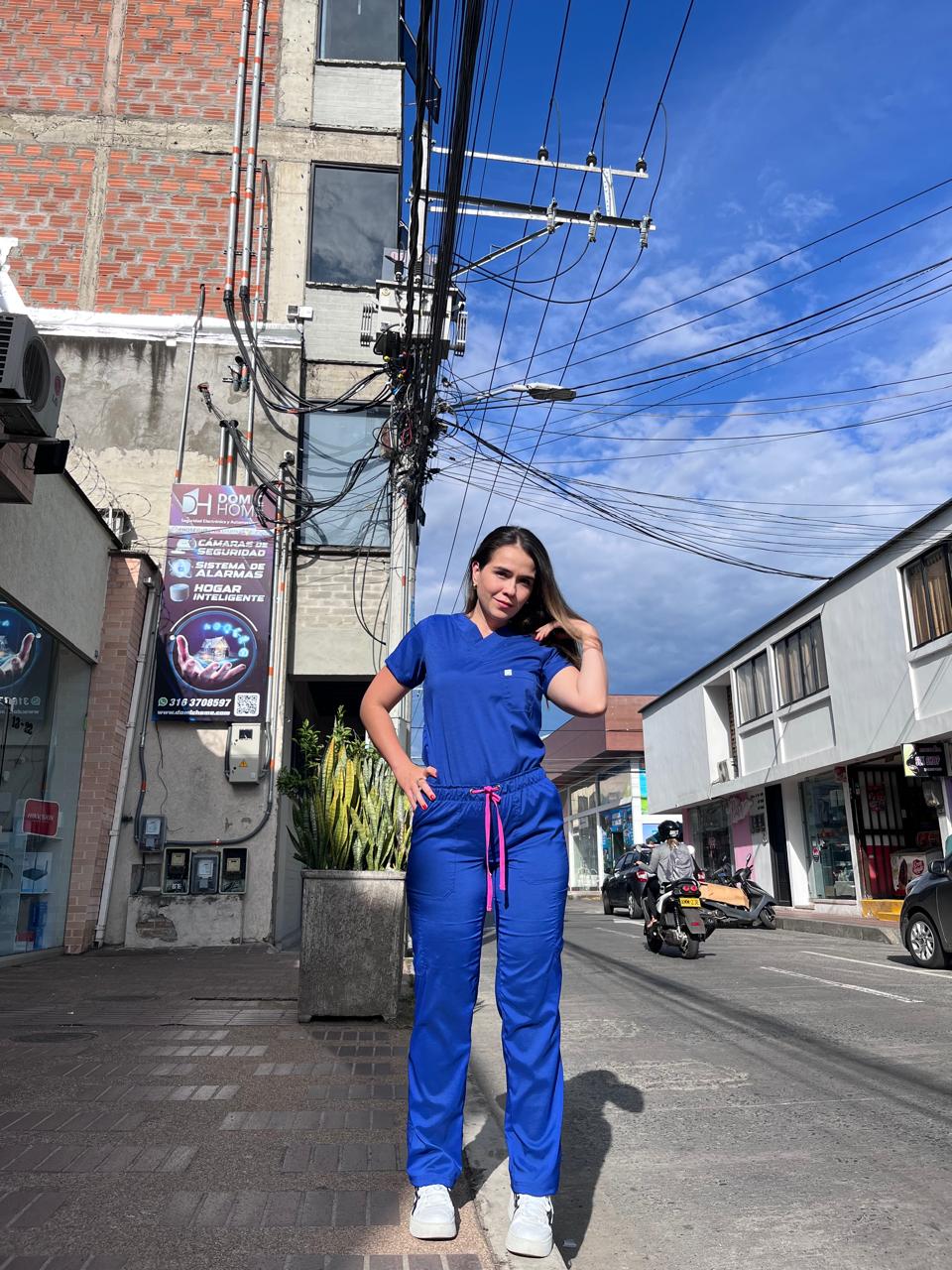 UNIFORME AZUL REY BOTA RECTA COMBINACION FUCSIA