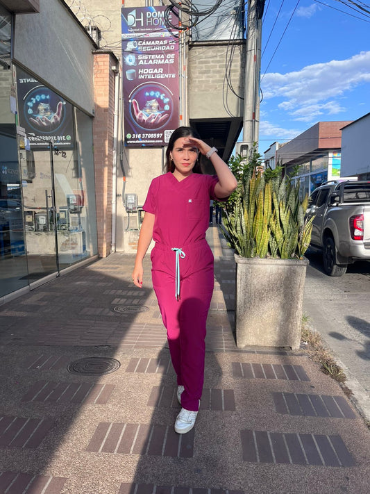 UNIFORME MAGENTA BOLSILLO DE PECHO