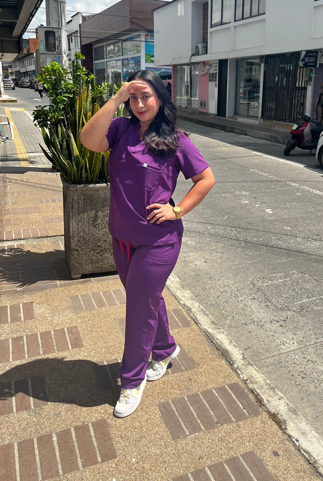 UNIFORME MORADO VIVO BOTA RECTA