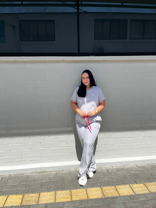 UNIFORME BOTA CON ABERTURA COLOR GRIS PERLA