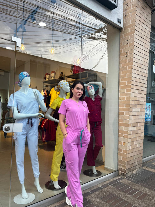 UNIFORME MORA LECHE CLASICO CON ABERTURA