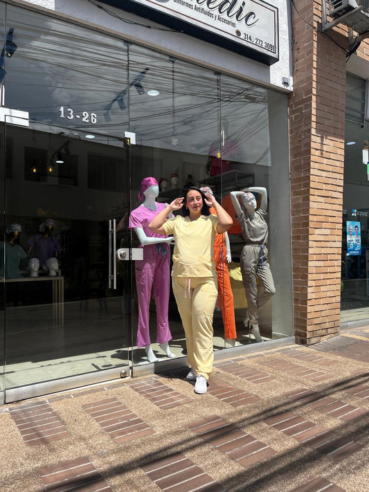 UNIFORME AMARILLO PASTEL CLASICO