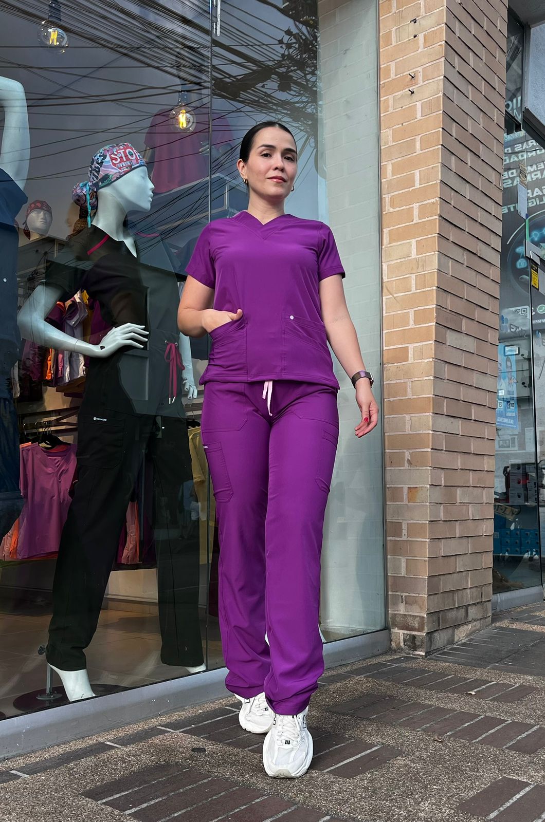 UNIFORME CLASICO MORADO VIVO