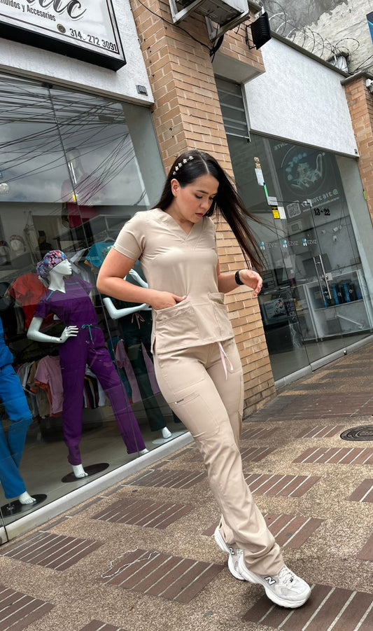 UNIFORME CLASICO COLOR BEIGE O CAQUIE