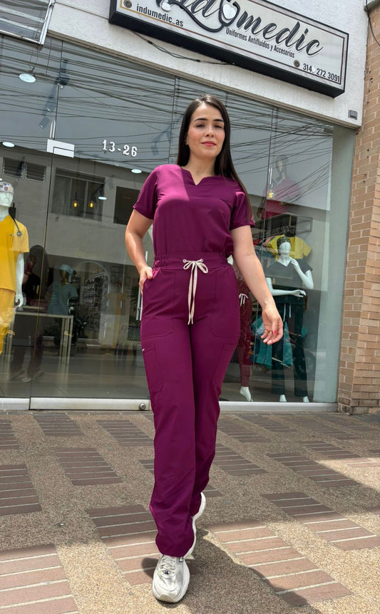 UNIFORME CUELLO CORAZON COLOR BERENJENA