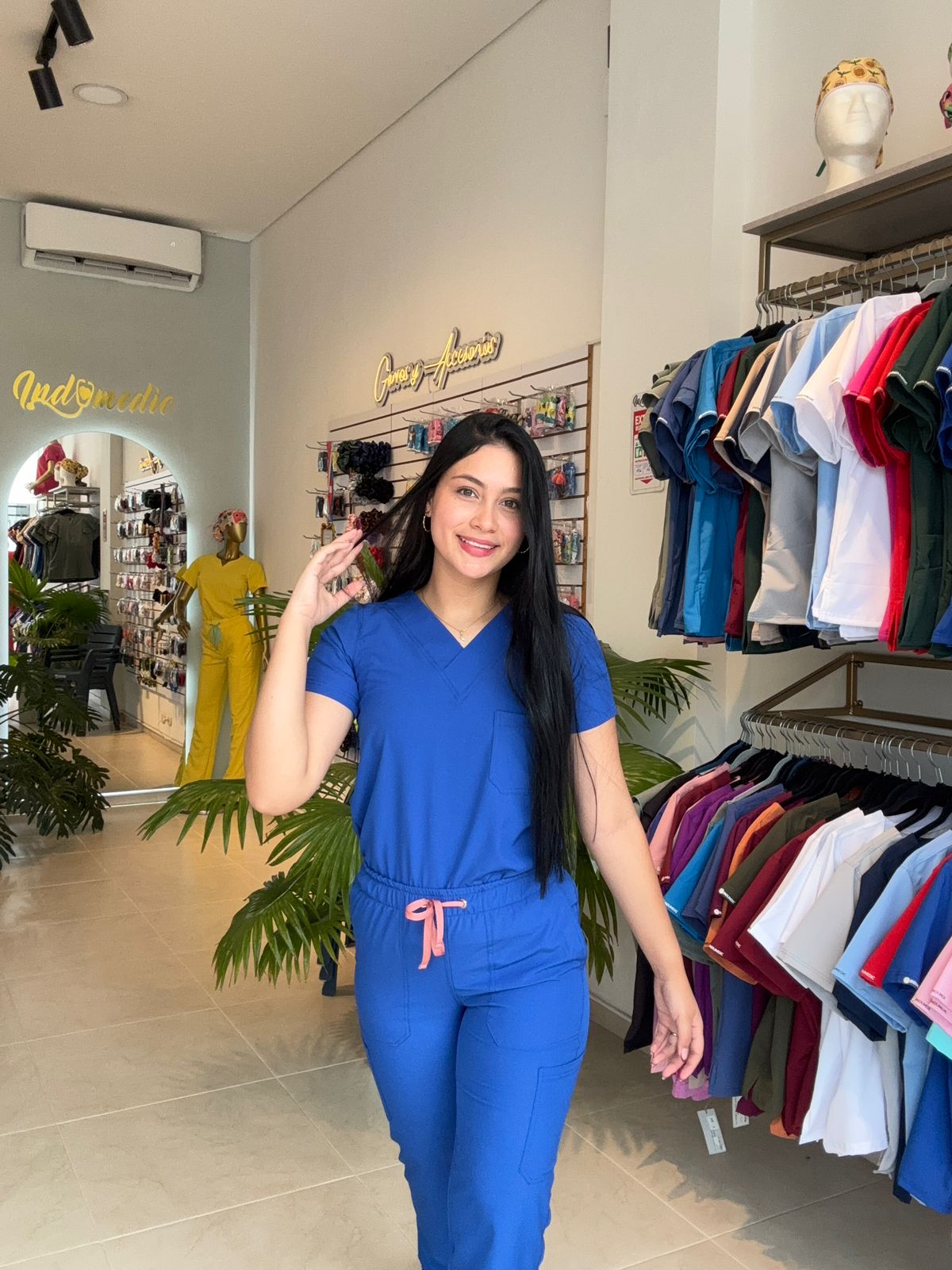UNIFORME AZUL REY CON ABERTURA BOTA