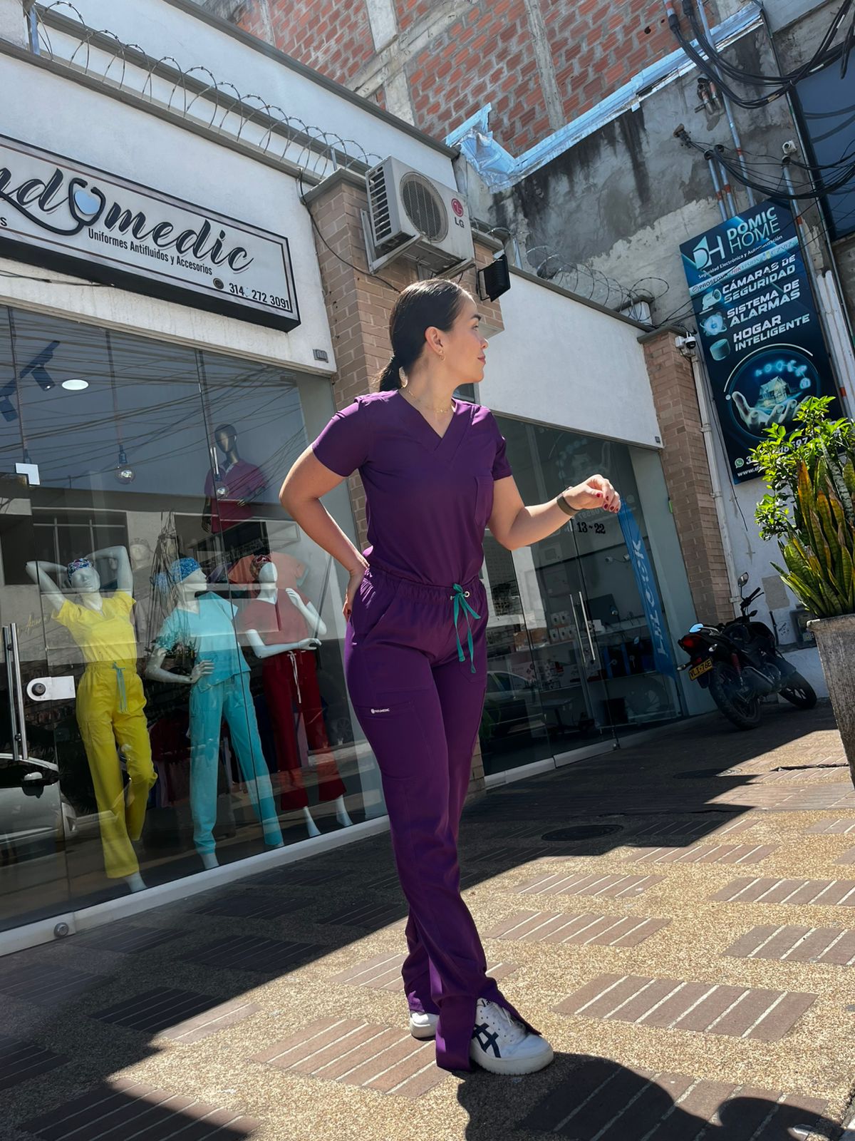 UNIFORME MORADO OSCURO CON ABERTURA EN BOTA