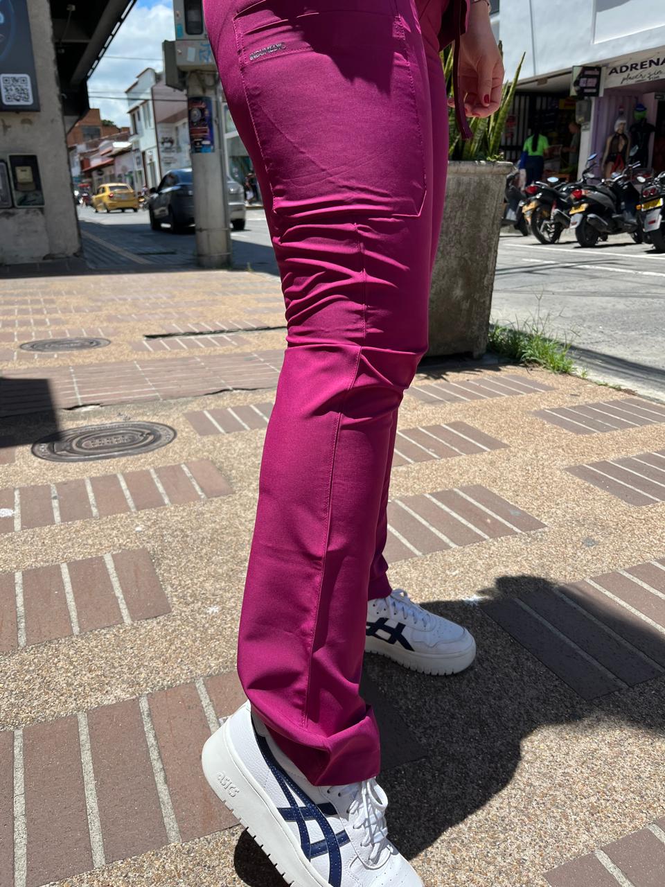 UNIFORME CLASICO COLOR BENRENJENA