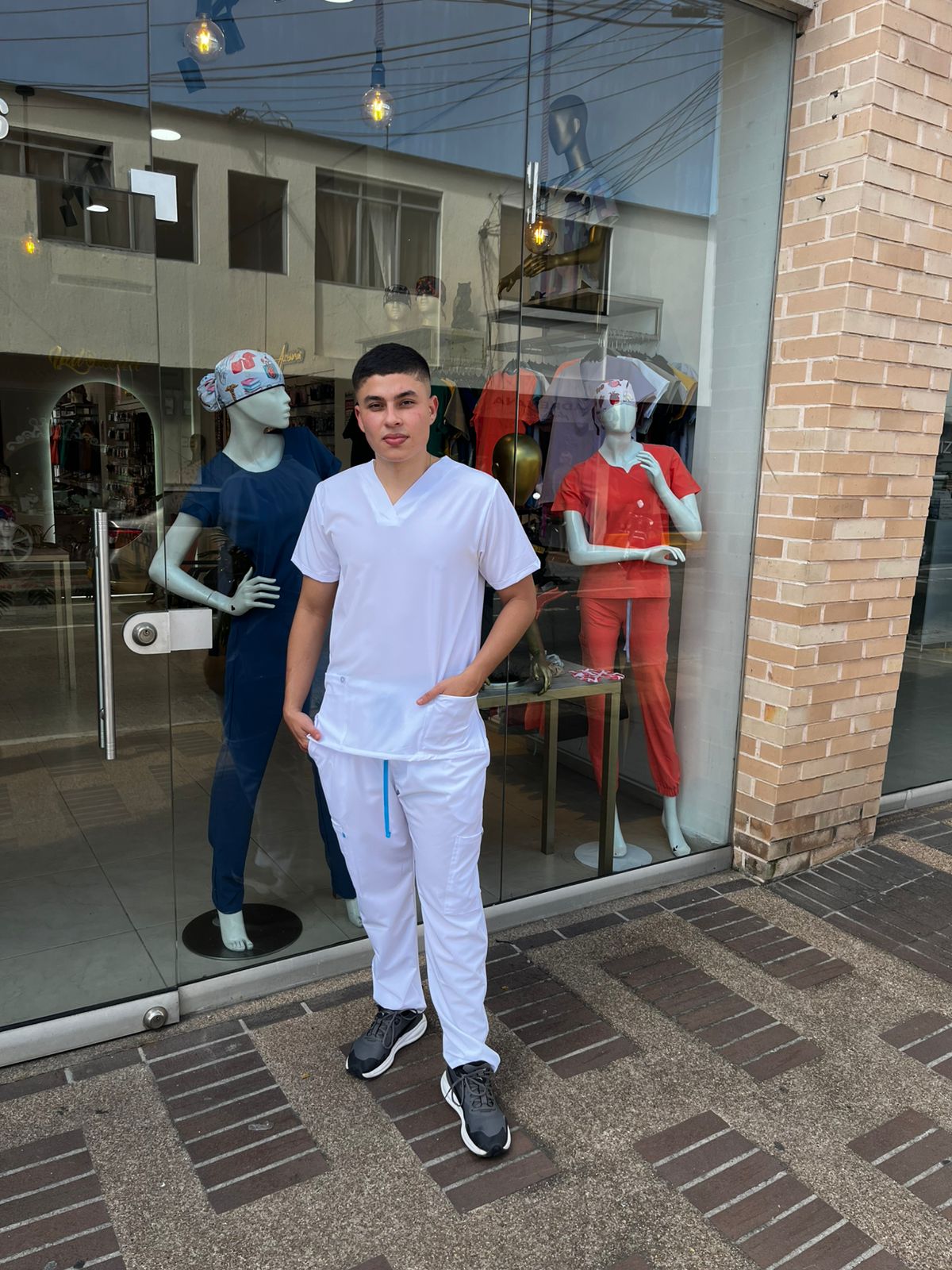 UNIFORME HOMBRE BLANCO CLASICO