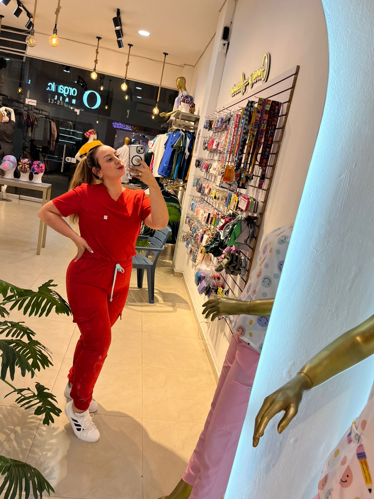 UNIFORME JOGGER ROJO CON TAPAS EN BOLSILLOS
