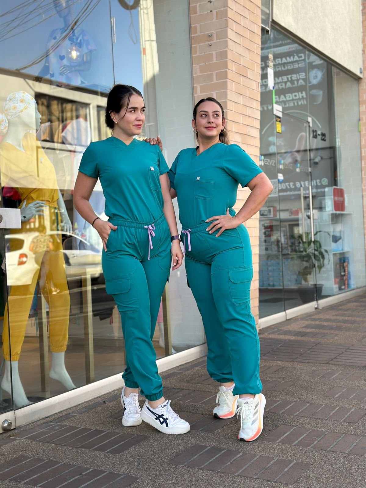 UNIFORME JOGGER VERDE JADE CON TAPAS EN BOLSILLOS