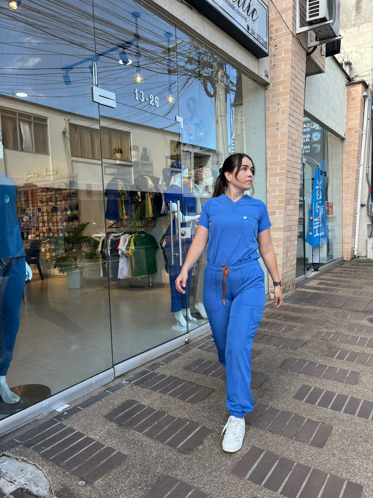 UNIFORME JOGGER AZUL PLASTILINA CON BOLSILLO DE PECHO